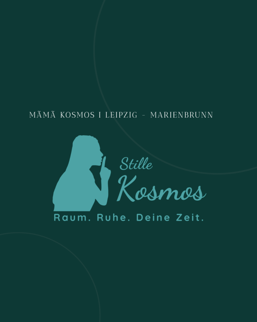 Logo „Stille Kosmos“ auf dunkelgrünem Hintergrund mit Frauen-Silhouette und dem Slogan „Raum. Ruhe. Deine Zeit.“