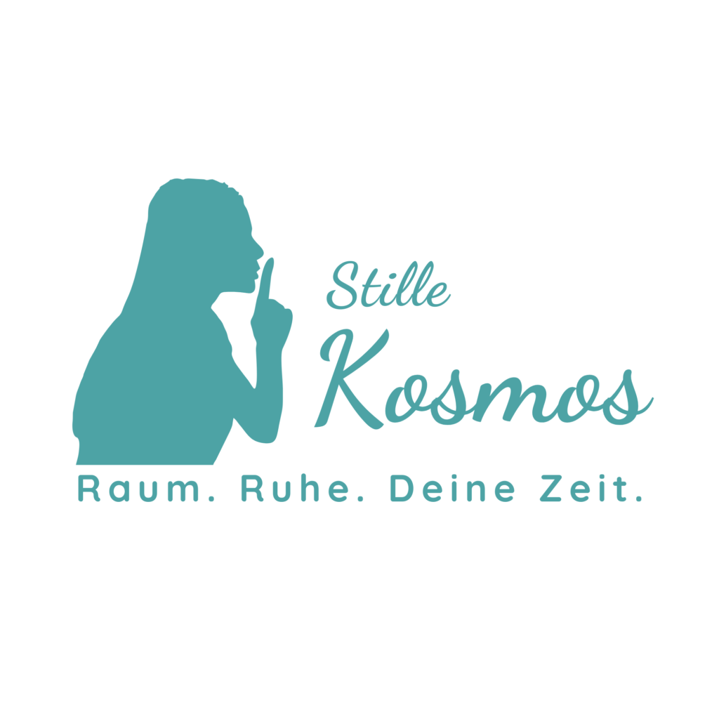 Stille Kosmos Leipzig – Logo mit Silhouette einer Frau mit Finger an den Lippen, Schriftzug Stille Kosmos und Claim Raum. Ruhe. Deine Zeit. – Ruhiger Arbeitsraum im Mãmã Kosmos Leipzig-Marienbrunn
